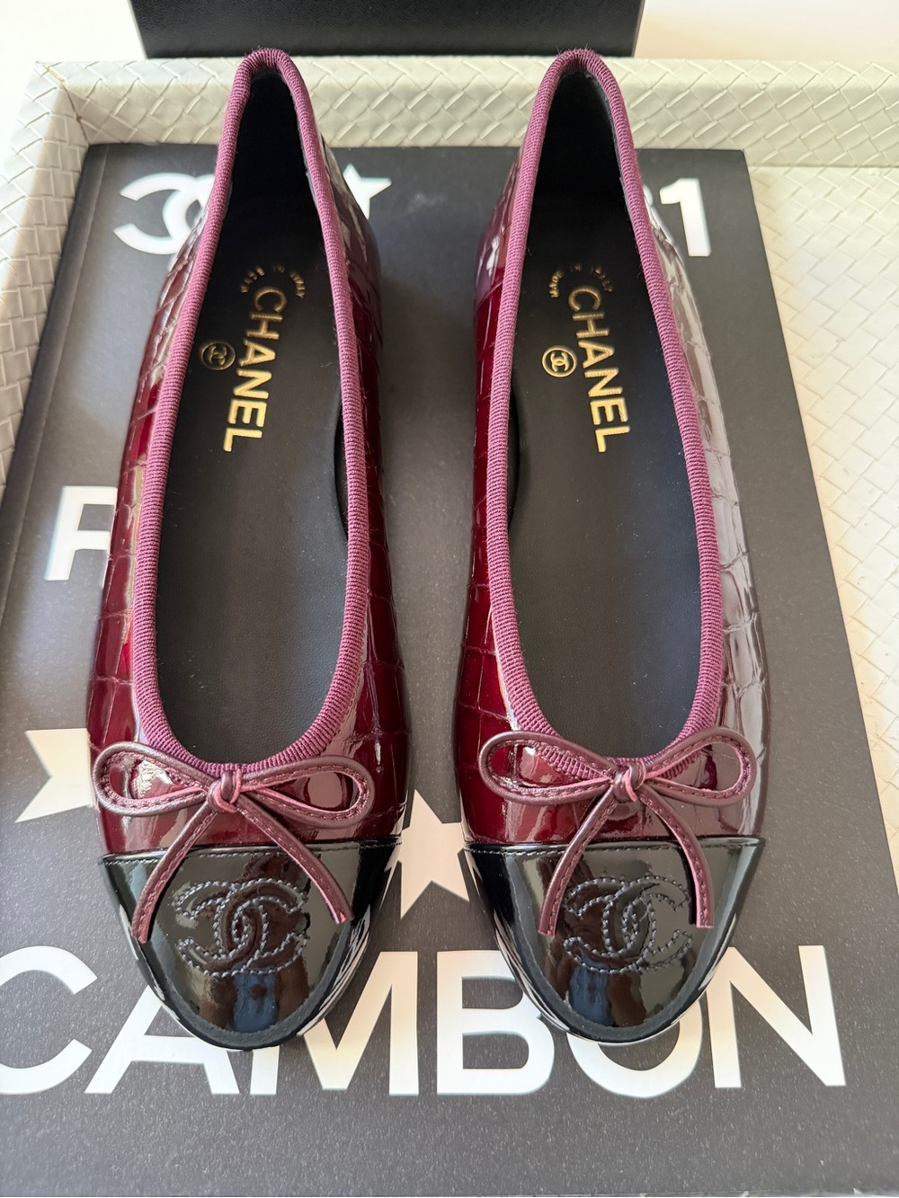 Chanel 26A Burgundy Croc Embossed Patent Metiers Black Cap Toe Ballet Flats 41 - Picture 12 of 17